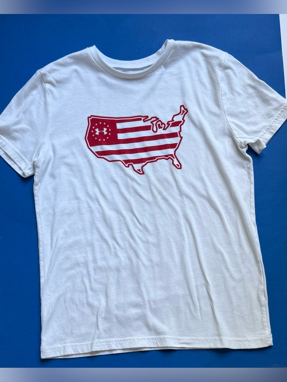 Under Armour Boys Youth Medium Loose Fit White Tee with Red USA Map Graphic